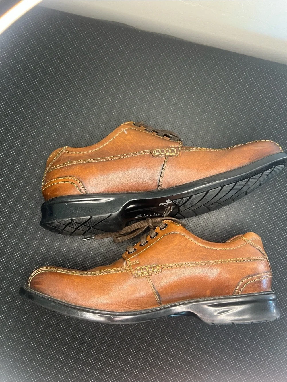 Clarks Men’s Tan Brown Leather Lace-Up Oxfords